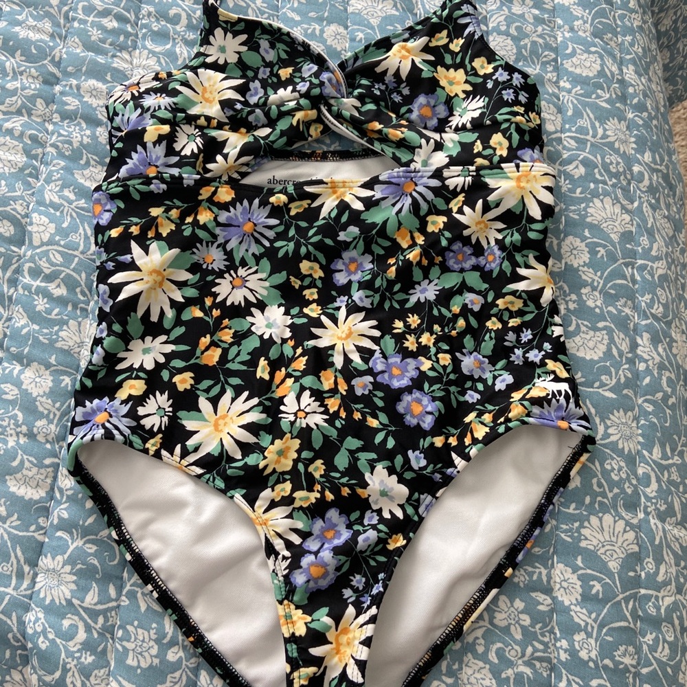 Abercrombie Kids floral swimsuit. Size 9/10